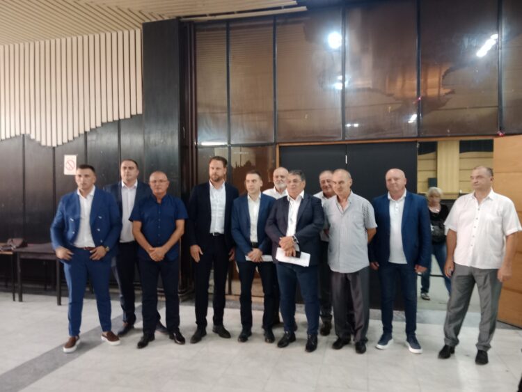 Predseda Radinović a členovia Obecnej rady