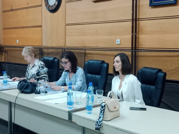 Staronovou predsedníčkou lokálneho parlamentu je Nataša Erorová (v strede), jej zástupkyňou je Nikolina Brdarová-Vorkapićová (sprava) a tajomníčkou ZO je Vesna Jovanovićová