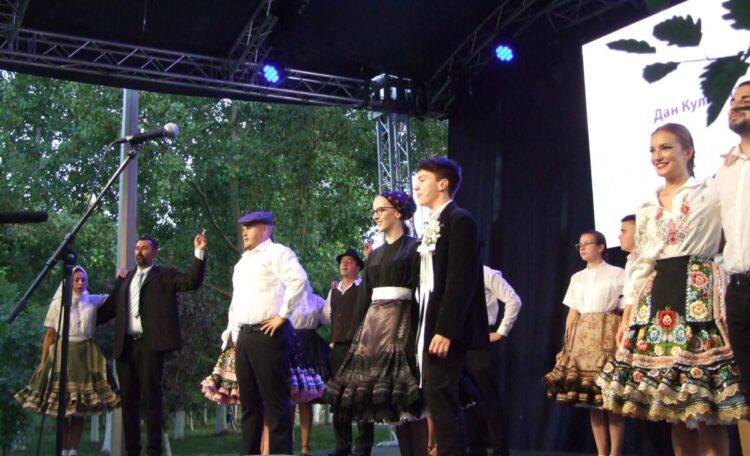 Galakoncert: vystúpenie domácich spolkárov v svadobnej
choreografii