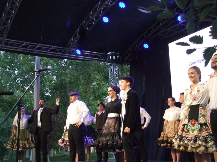 Galakoncert: vystúpenie domácich spolkárov v svadobnej
choreografii
