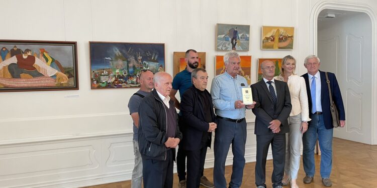 Ivan Melicherčík po prijatí plakety s hosťami na výstave Jonášových obrazov (foto: zo súkromného archívu)