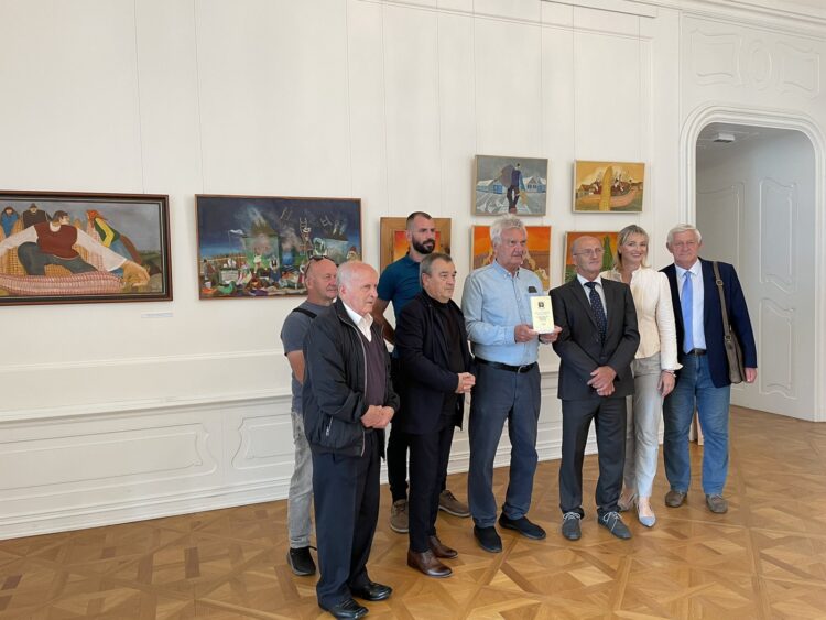 Ivan Melicherčík po prijatí plakety s hosťami na výstave Jonášových obrazov (foto: zo súkromného archívu)