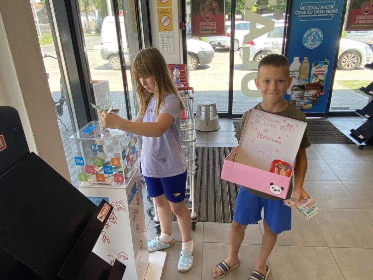 Šťastní zozbierané peniaze položili do krabice, kde sa zbierajú peniaze pre choré deti