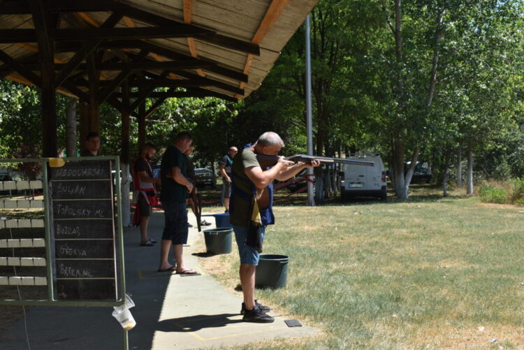 Strelci v súťaži do hlinených terčov: víťaz Janko Labát z PS Lesík v akcii (prvý sprava)