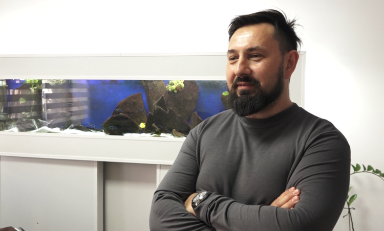 Zlatko Barnák v kancelárii – veľké biele akváriá (Foto: Nikola Šijan)