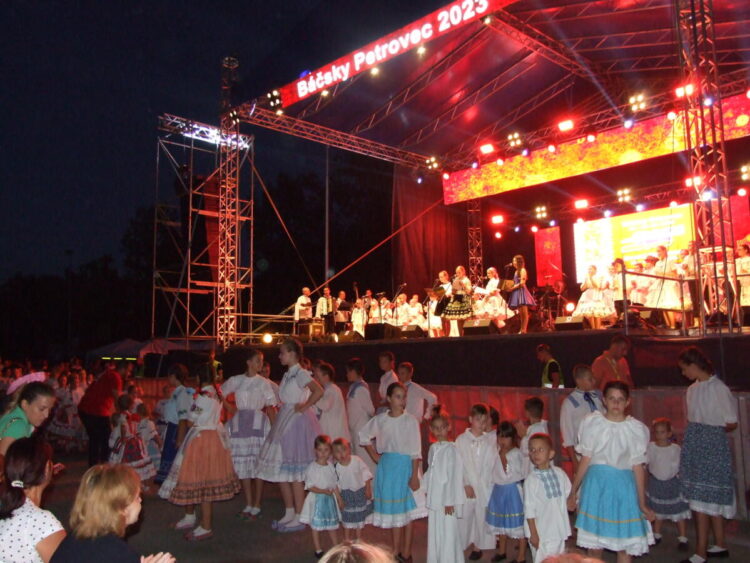 Spoločný záverečný tanec galaprogramu detí SNS 2023