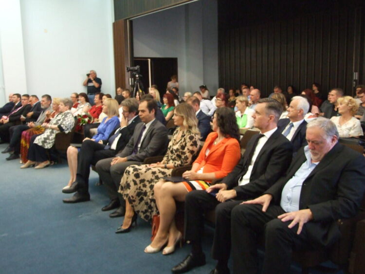 Hostia na jubilujúcom zasadnutí NRSNM