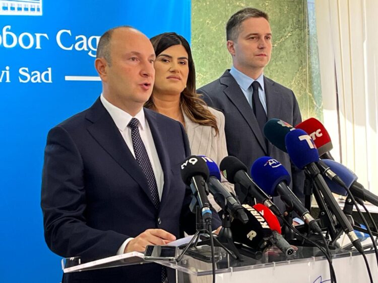 Primátor Nového Sadu Milan Ðurić, predsedníčka Zhromaždenia Dina Vučinićová a zástupca primátora Igor Crnobarac