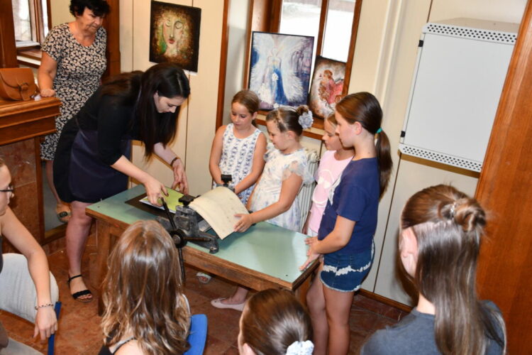 Pri vyhotovení odtlačkov pri lise