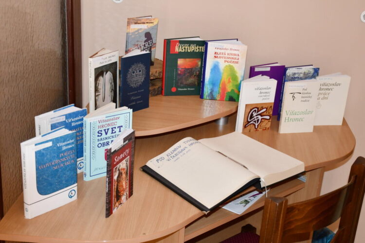 Úvodná časť výstavy o tvorbe V. Hronca