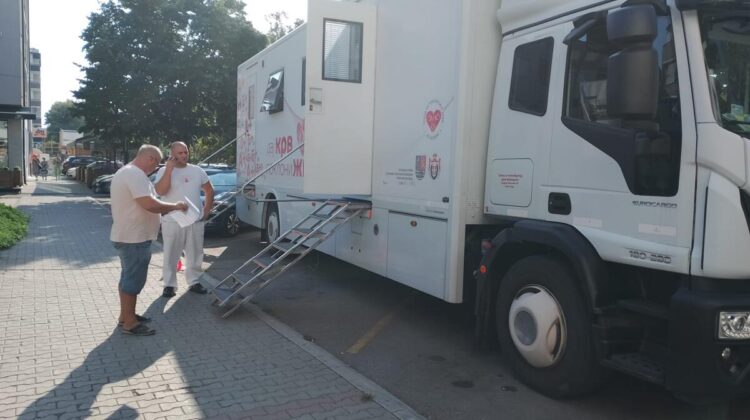 Transfúzne vozidlo na parkovisku pred budovou ZO Stará Pazova