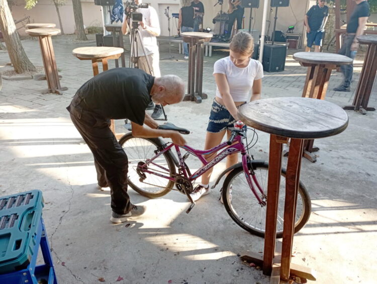 Majster skontroloval bicykle