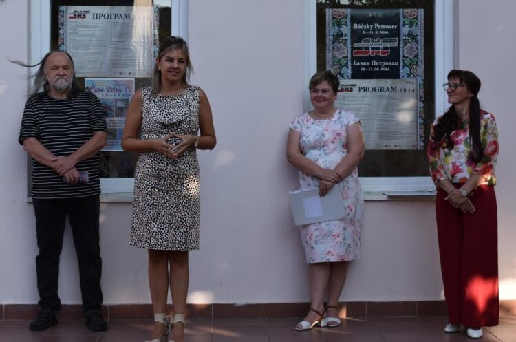 Výstavu otvorila Tatiana Vujačićová, podpredsedníčka NRSNM
a členka Obecnej rady v Báčskom Petrovci
