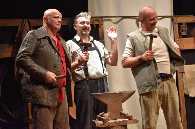 Traja kováči: Rus, Nemec a Srb. Po pivku ťažoby z minulosti už tak nebolia...