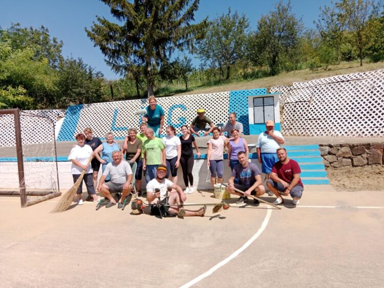 Krátku prestávku využili i na spoločné fotografovanie (foto: Nataša
Kolárová-Rojková)