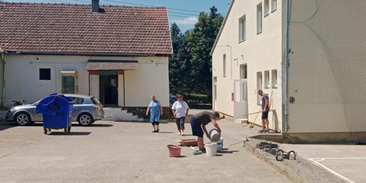 Na líčenie niektorých stien zabezpečili si potrebné farby (foto: Nataša
Kolárová-Rojková)