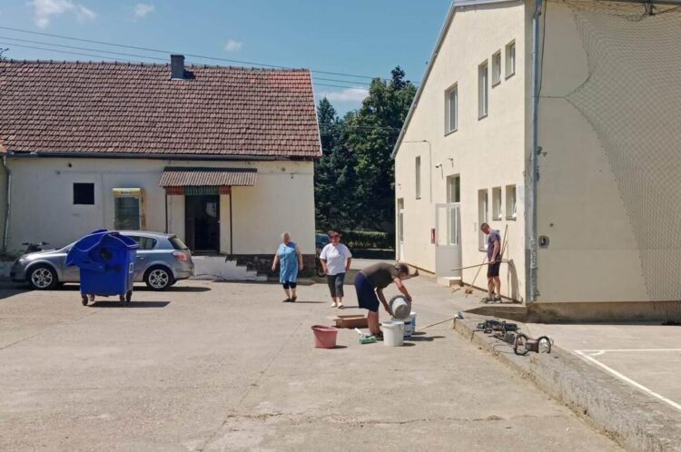 Na líčenie niektorých stien zabezpečili si potrebné farby (foto: Nataša
Kolárová-Rojková)