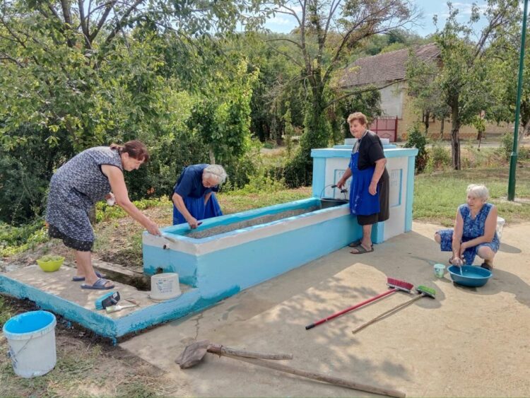 Prácu usilovných Lužaniek vidno aj pri dedinskej studni (foto: Nataša Kolárová-Rojková)