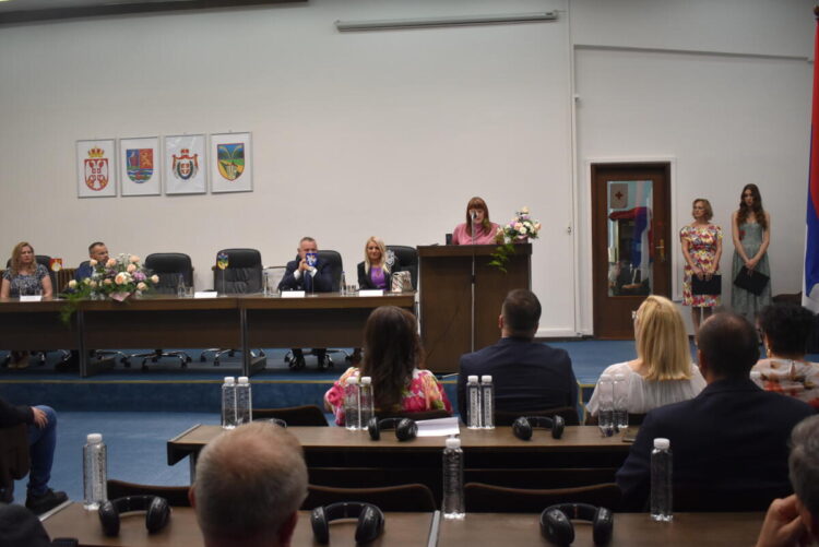 Prítomných vzácnych hostí privítala predsedníčka Obce Báčsky Petrovec Viera Krstovská