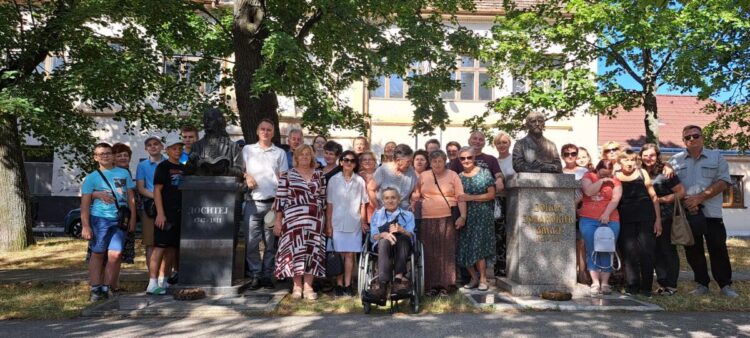 Pri pomníkoch Dositeja Obradovića a Jovana Jovanovića-Zmaja (foto: z archívu SEAVC v Starej Pazove)