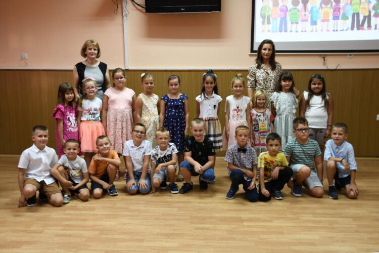 Nová generácia prvákov v pivnickej základnej škole s triednymi učiteľkami