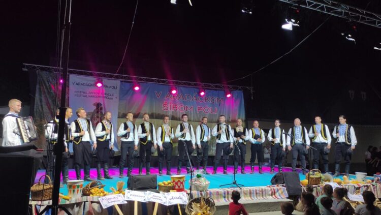 mužská spevácka skupina pôsobiaca v rámci Kultúrneho centra Aradáč