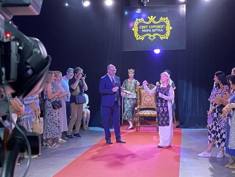 Autor Pavel Surový a hovoril o náhodnom stretnutí so šatami Miry Brtkovej a o vzniku tohto projektu