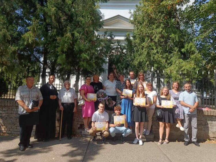 Spoločná fotografia pred kostolom v Padine