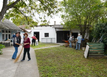 Po odvezení vlečky odpadu dvor Domu penzistov dostal novú tvár