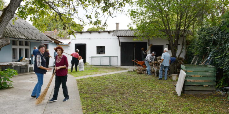 Po odvezení vlečky odpadu dvor Domu penzistov dostal novú tvár