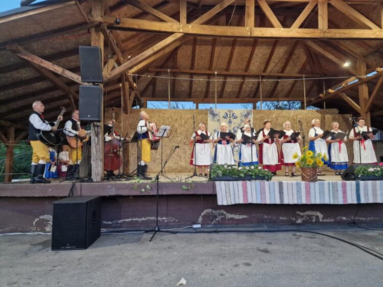 Vystúpili viaceré spevácke skupiny (foto: Fb / Matica slovenská Ilok)