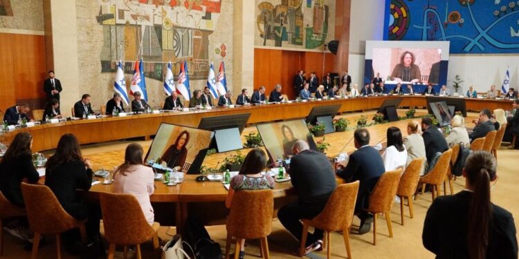 Účastníci okrúhleho stola (Foto: srbija.gov.rs/Tanjug)