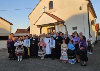 Účastníci osláv v Bijeljine (foto: Fb / SEAVC Šíd)