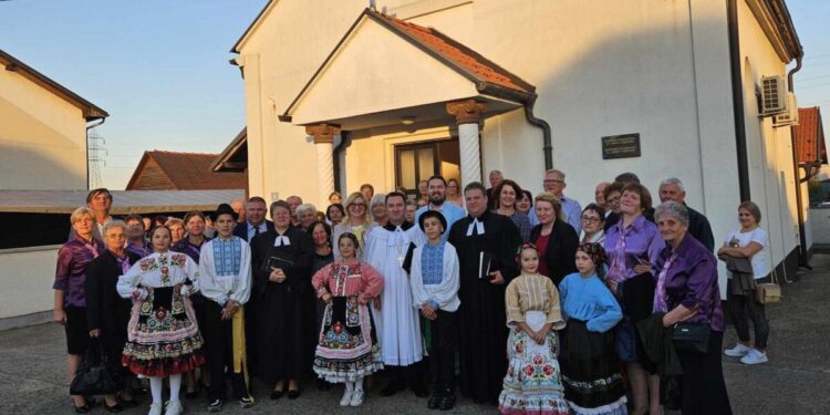 Účastníci osláv v Bijeljine (foto: Fb / SEAVC Šíd)