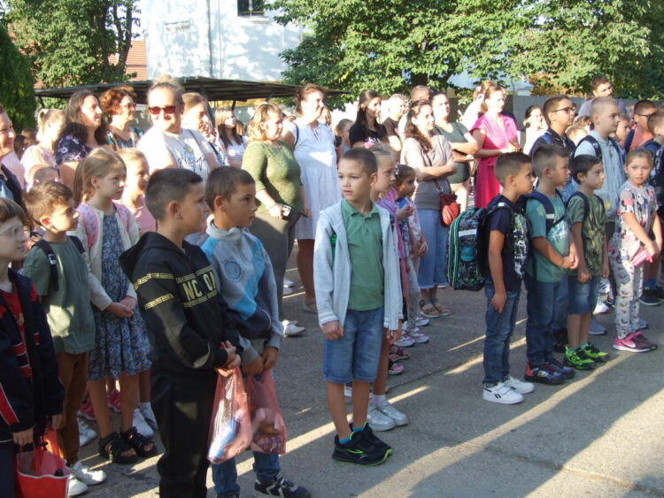 Na nádvorí školy dnes ráno bolo rušno