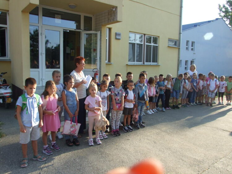 Kulpínski prváci spolu s učiteľkami