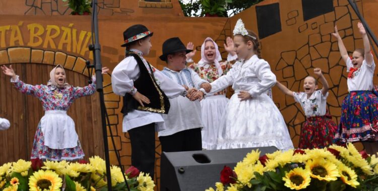 Prezentácia detského folklóru na Detskom folklórnom festivale Zlatá brána v Kysáči