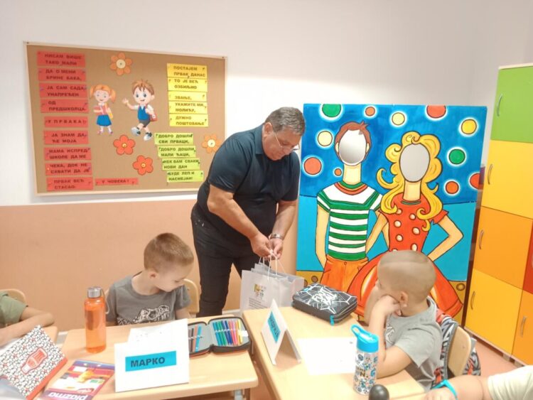 Predseda Radinović udeľuje učebnice prvákom