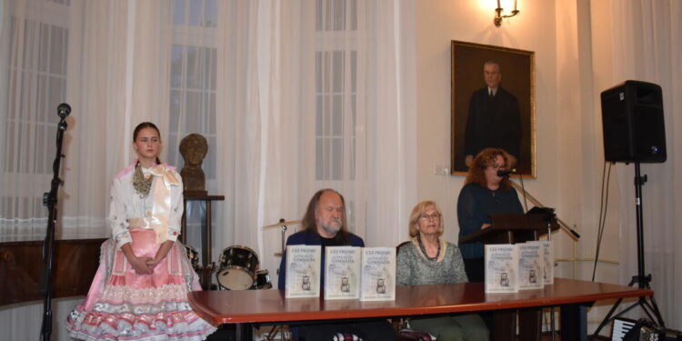 Z knižnej premiéry: (zľava) Lenka Hodoličová, Vladimír Valentík, autorka Katarína Pucovská a Marta Pavčoková