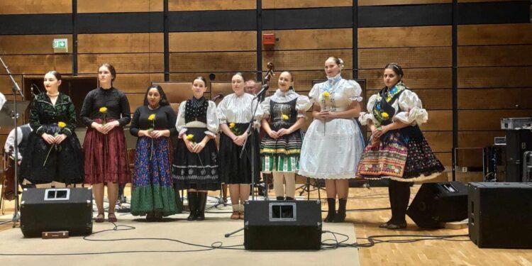 Účastníčky verejnej nahrávky; Leonóra Súdiová prvá sprava (foto: Fb / Leonóra Súdiová)