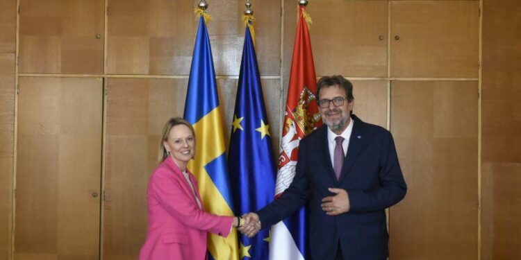    Minister pre ľudské a menšinové práva a sociálny dialóg Tomislav Žigmanov a nová veľvyslankyňa Švédskeho kráľovstva v Srbsku Charlotte Sammelin (foto: srbija.gov.rs)