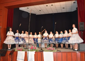 Na tohtoročnom Folklórnom festivale Tancuj, tancuj… členky speváckej skupiny z Lugu vyplnili celé javisko