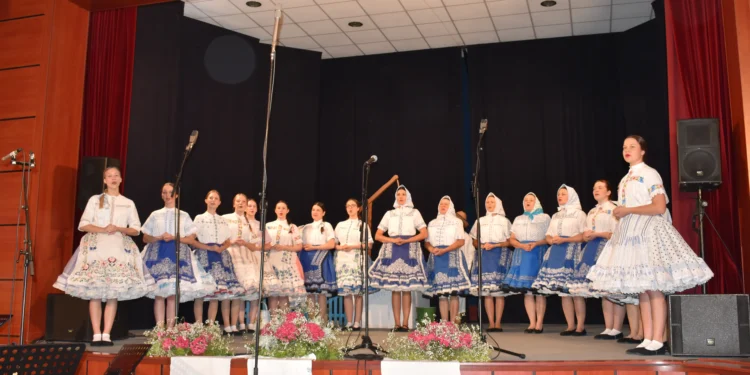 Na tohtoročnom Folklórnom festivale Tancuj, tancuj… členky speváckej skupiny z Lugu vyplnili celé javisko