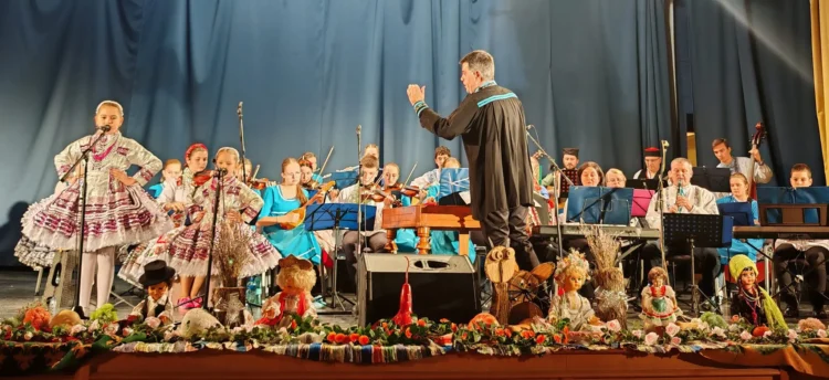 Z vystúpenia Selenčaniek, keď znela slovenská ľudová pieseň (foto:
z fotoalbumu G. Bjelajca)