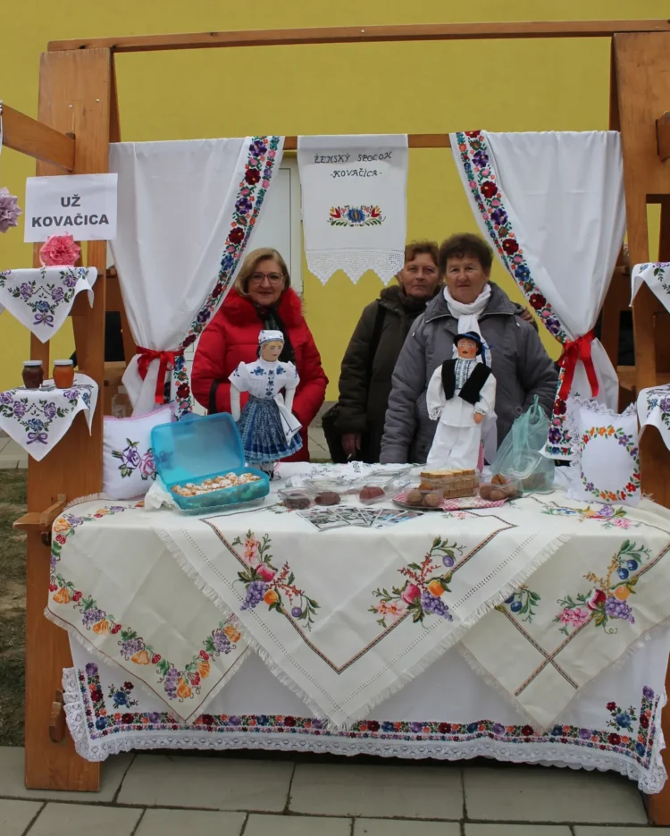 Pred novou športovou halou vzácnych hostí privítali aj predstaviteľky združení žien