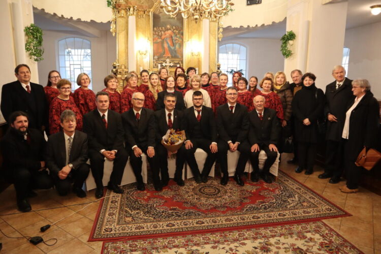 Speváci, hostia a hostitelia (foto: z archívu J. Súdiho)