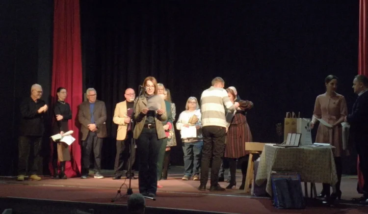 Udeľovanie cien na javisku kovačického Domu kultúry