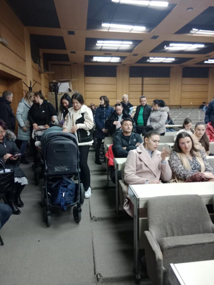 Záber z udelenia bezplatných autosedačiek v Starej Pazove