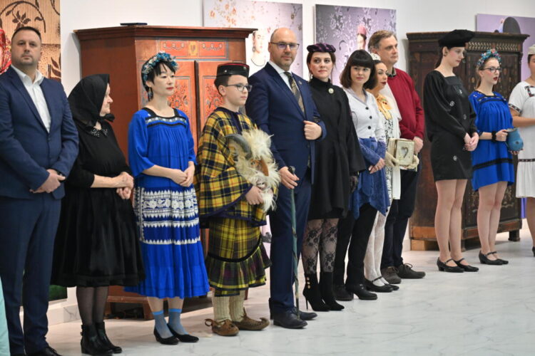 Riaditeľ KC Kysáč Pavel Surový víta a pozdravuje hostí (Foto: z archívu Kultúrneho centra Kysáč)