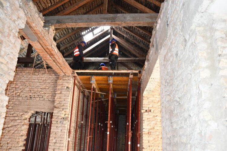 Majstri v tejto chvíli vymieňajú povalu